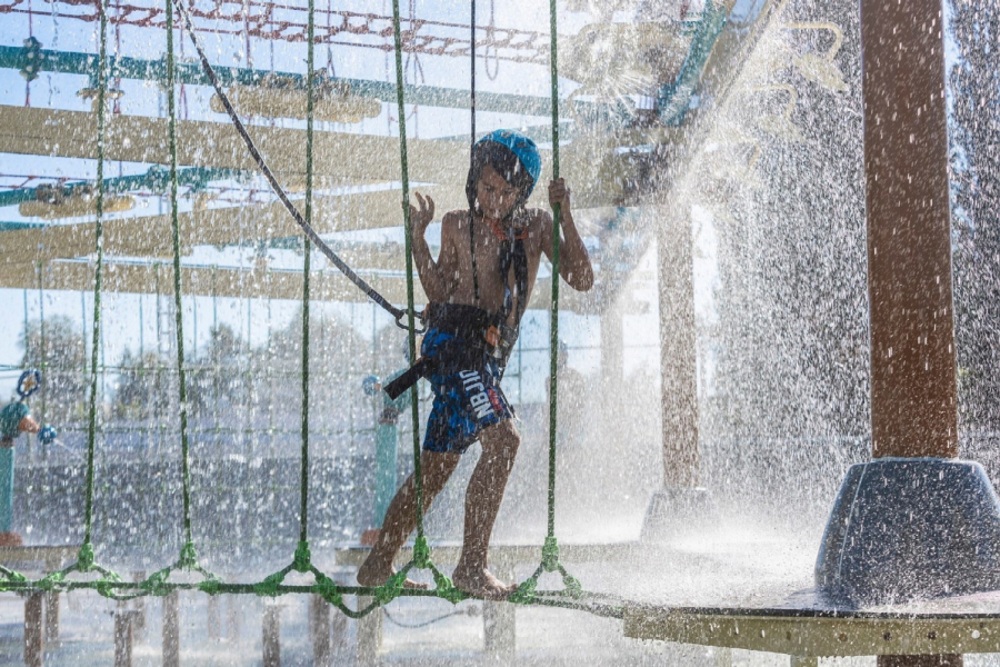 Un garçon relève l'un des défis du cours Splash au parc aquatique Palomaqua à Antalya, Turquie - proposé par Polin Waterparks