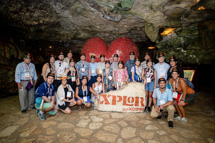 Foto de grupo de membros da IAAPA da América Latina e Caribe posando dentro de uma caverna durante a IAAPA Explores LAC
