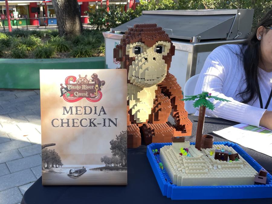 Un mono LEGO se sienta encima de un mostrador de facturación de Legoland Florida.