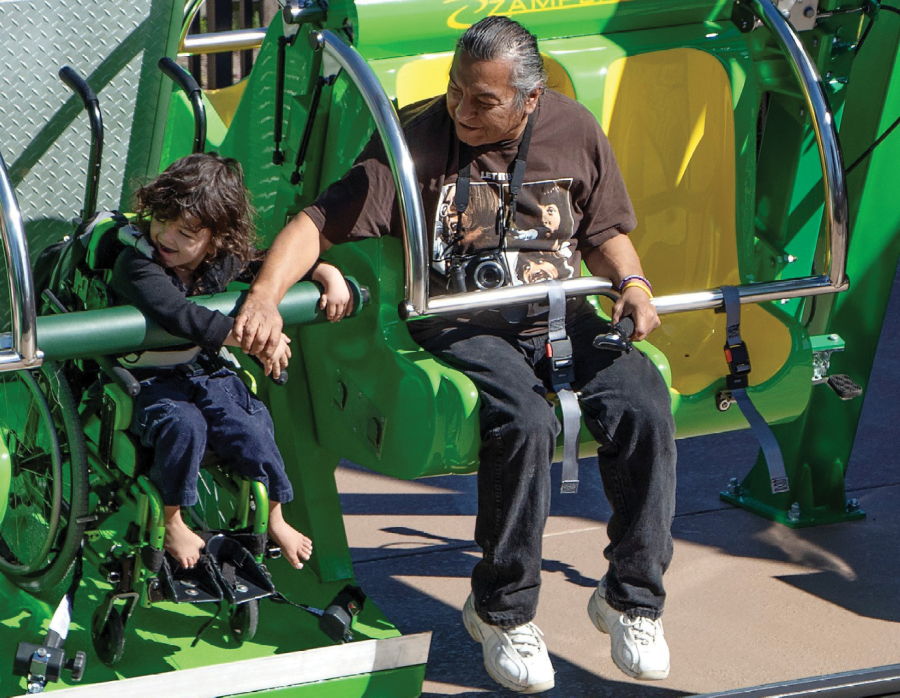 Niño en silla de ruedas disfruta de Zamperla Happy Swing en Give Kids The World