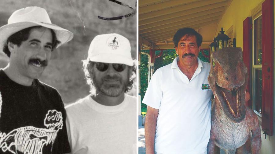 Immagine a due griglie con foto vintage di Don Lessem con Steven Spielberg sul lato sinistro e in posa accanto al suo dinosauro animatronico sulla destra
