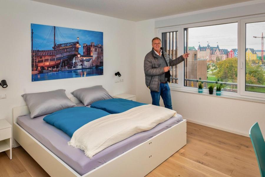 Dormitorio con vista a la ventana desde las unidades de vivienda de Europa-Park para sus empleados.