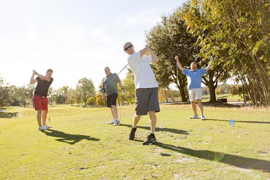 Photo de golfeurs au tournoi de golf caritatif international de l'IAAPA