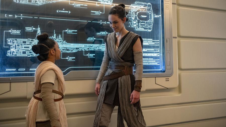 Rey visita a un joven invitado en el Galactic Starcruiser de Disney