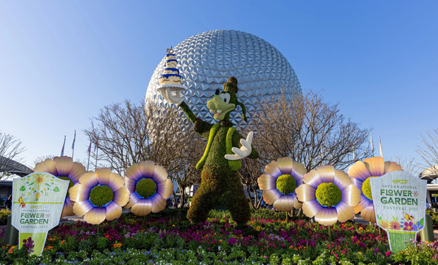 Goofy topiary at the front of Epcot 