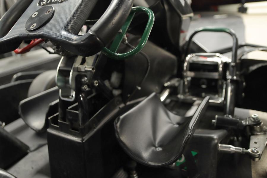 Primer plano del sistema de control manual del kart para discapacitados de Jordan Munsters