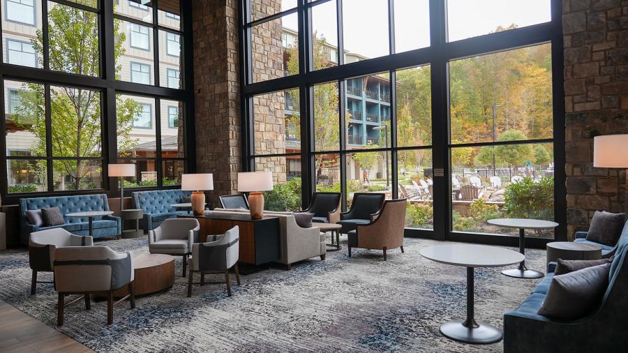 Seção de lounge relaxante do lobby dentro do HeartSong Lodge and Resort de Dollywood