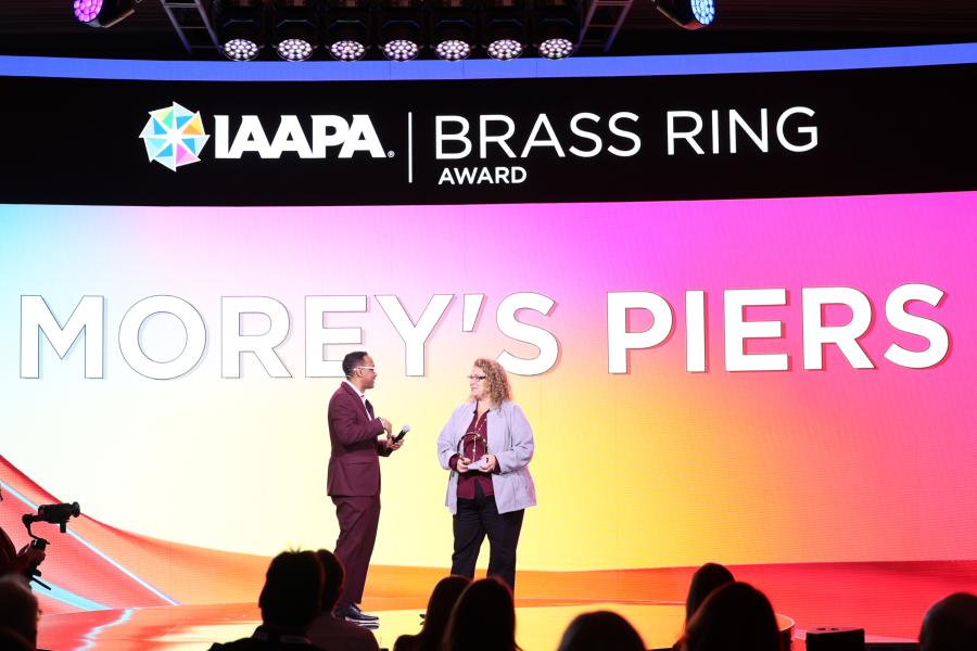 I vincitori della migliore pubblicità esterna ricevono i premi sul palco dell'IAAPA Honors 2024 a Las Vegas