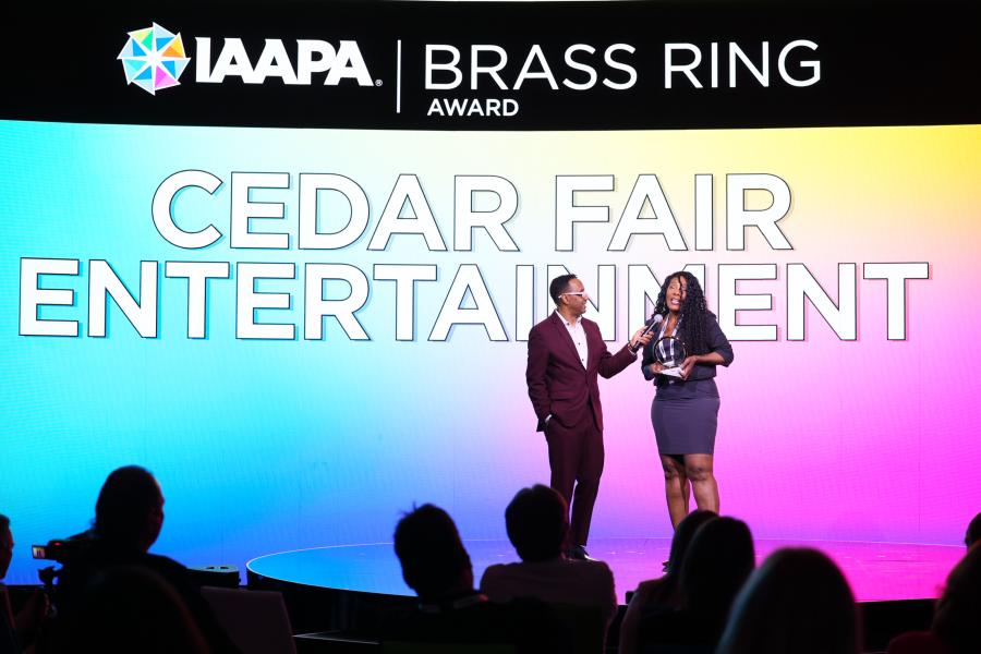 最佳新食品和饮料建筑翻修或新设施建设获奖者在拉斯维加斯举行的 2024 年 IAAPA 荣誉颁奖典礼上上台领奖
