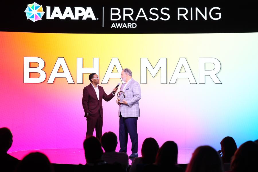 I vincitori del miglior festival o evento speciale di nuovi cibi e bevande ricevono i loro premi sul palco dell'IAAPA Honors 2024 a Las Vegas