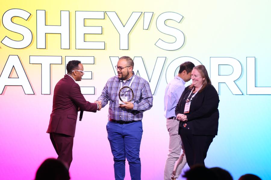 Les gagnants du meilleur nouvel élément de menu – Plus d'un million de spectateurs annuels reçoivent leurs prix sur scène lors de l'IAAPA Honors 1 à Las Vegas