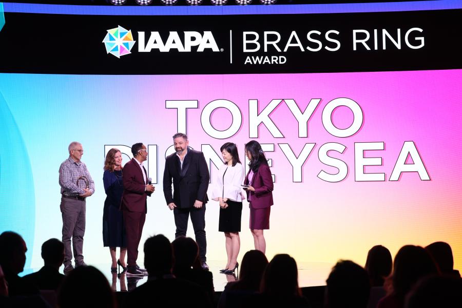 Os vencedores do espetáculo mais criativo recebem seus prêmios no palco do IAAPA Honors 2024 em Las Vegas