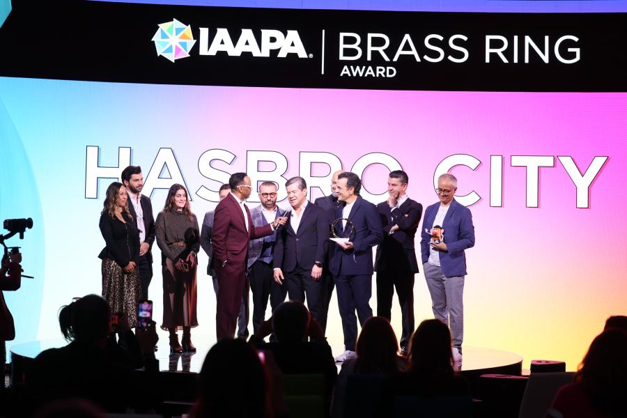Os vencedores do Top FEC ou LBE do ano recebem seus prêmios no palco do IAAPA Honors 2024 em Las Vegas