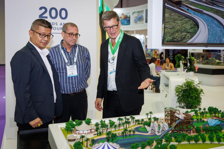 Wuthichai Luangamornlert surplombe un modèle architectural d'un parc d'attractions à l'IAAPA Expo Asia 2023