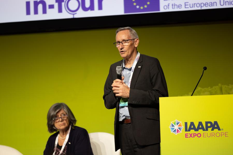 O diretor administrativo Ivor Ambrose demonstrou uma pesquisa que destaca o valor do turismo acessível durante a IAAPA Expo Europe 2023
