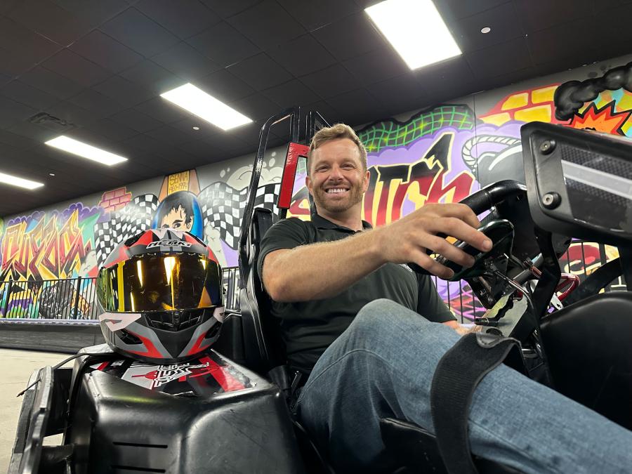 Jordan Munsters siede su un go-kart per disabili con un sistema di controllo manuale