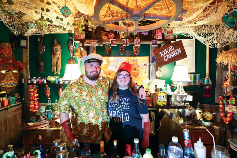 Jordan Hill et sa femme, Sarah Hill, posant au bar tiki Kakau Canteen que Jordan a créé de toutes pièces