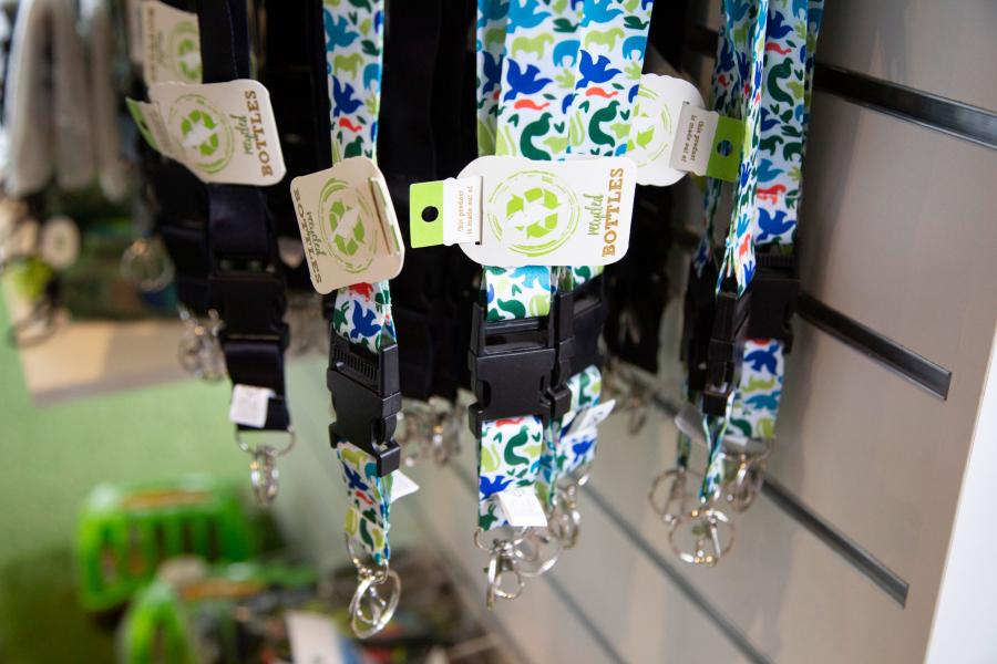 Cordões feitos de garrafas recicladas no Zoológico Korkeasaari em Helinksi, Finlândia