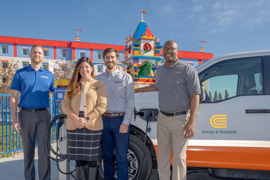Photo de groupe de l'équipe Legoland New York et Livingston Energy Group célébrant un partenariat pour l'installation de bornes de recharge pour véhicules électriques