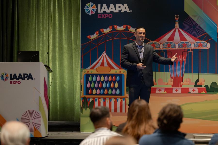 Justin Brown, assistente direttore delle operazioni acquatiche presso l'Universal Orlando, parlando durante la sessione EDUS sulla gestione delle emergenze acquatiche all'IAAPA Expo 2023
