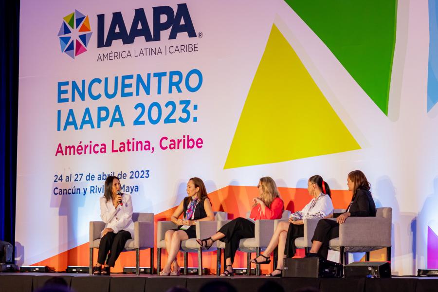 Présentation sur scène du Sommet de l'IAAPA pour l'Amérique latine 2023 à Cancun