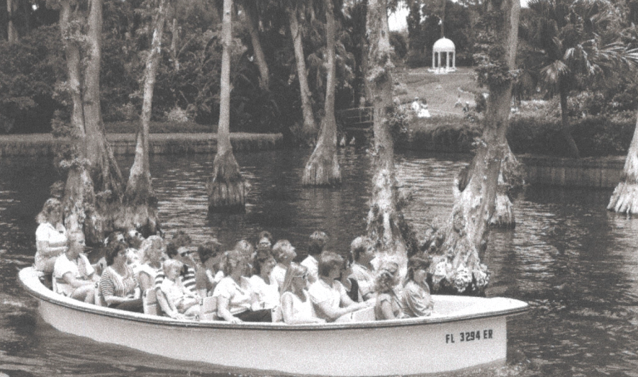 Foto storica degli ospiti che guidano le vecchie barche a Cypress Gardens.