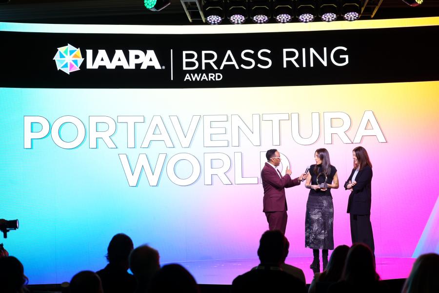 最佳整合营销活动获奖者在拉斯维加斯举行的 2024 年 IAAPA 荣誉颁奖典礼上上台领取奖项