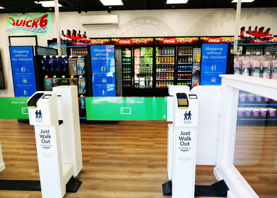 Un scanner de tourniquet, où les clients doivent scanner leurs cartes de crédit pour entrer dans les magasins de proximité Quick 6 des parcs à thème Six Flags