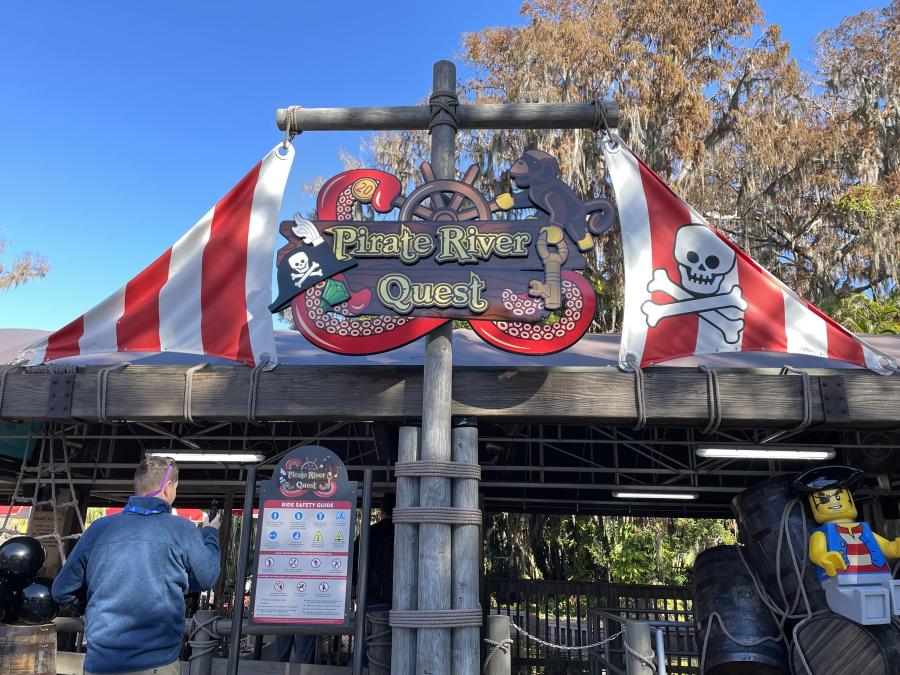 Señal de entrada al paseo Pirate River Quest. Está diseñado para parecerse al mástil de un barco.