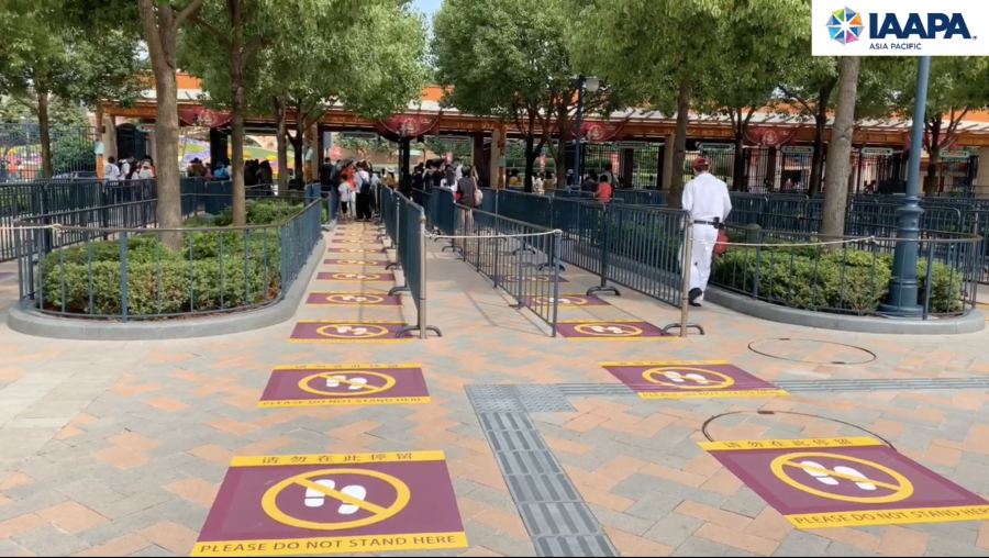 Calcomanías que marcan dónde los invitados no deben pararse en la cola de entrada a Shanghai Disneyland