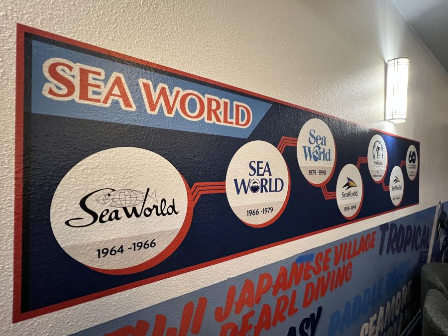 Parede com logotipo do SeaWorld 60 Passholder Lounge