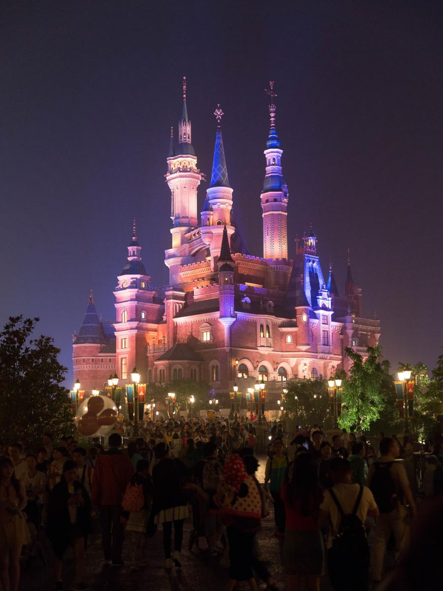 El castillo en Shanghai Disneyland con multitudes