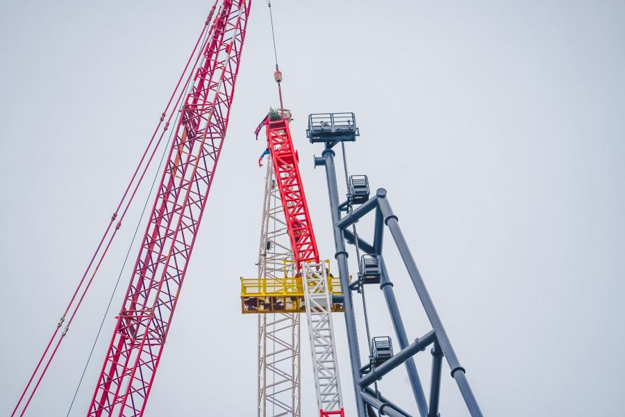 Top Thrill 2 Final Piece lifted into place on Dec. 3