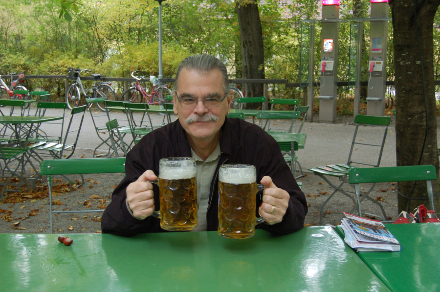 Tim O'brien holding two beers in Munich 2008