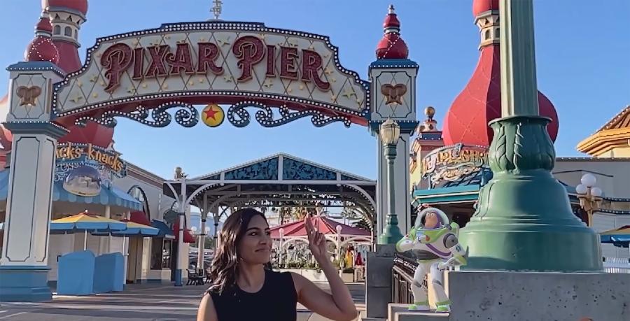 Kirin Sinha, PDG d'Illumix, interagit avec une version en réalité augmentée de Buzz l'Éclair au Pixar Pier de Disneyland