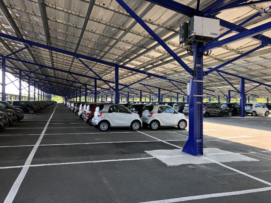 Une section de stationnement sous des panneaux solaires dans un parking MOSOLF