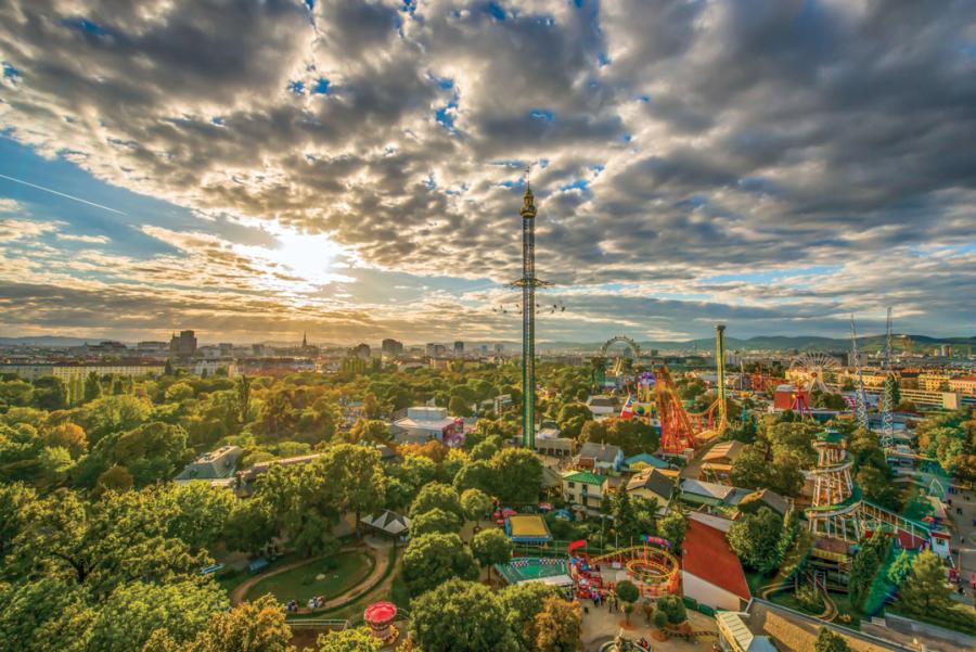 Panoramica panoramica aerea del parco divertimenti Prater Vienna