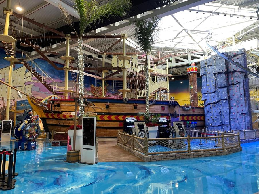 O fabricante e fornecedor Walltopia construiu este playground de navio pirata dentro do Tortuga Mall da Espanha