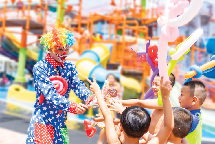 Wet n Wild Haikou slides and clown entertaining kids