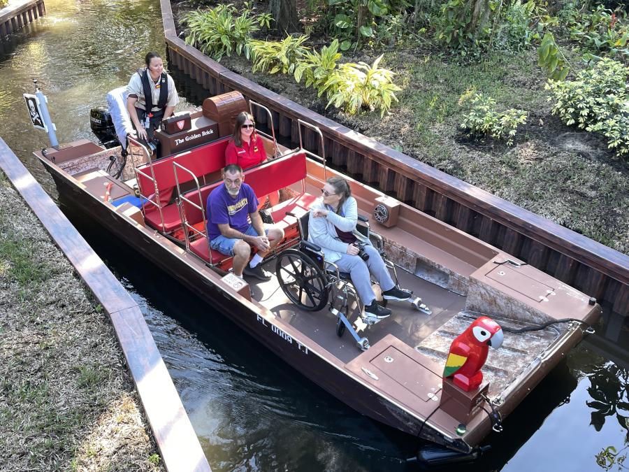 El usuario de silla de ruedas disfruta del paseo en barco Pirate River Quest de Legoland.