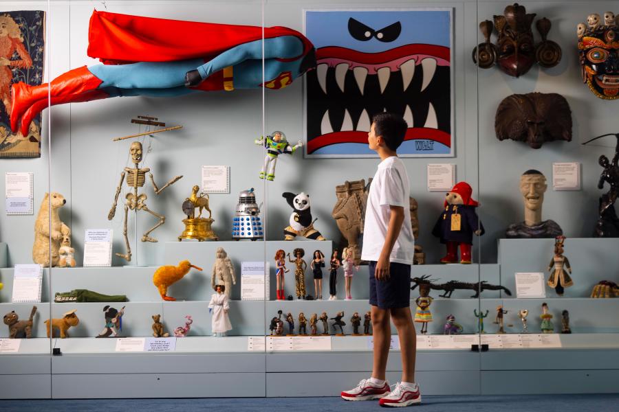 Uma criança olha para o Adventure Display na Imagine Gallery dentro do Young V&A Museum em Londres