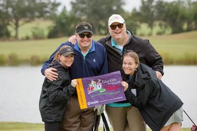 Foto de golfistas en el Torneo Internacional de Golf de Caridad IAAPA