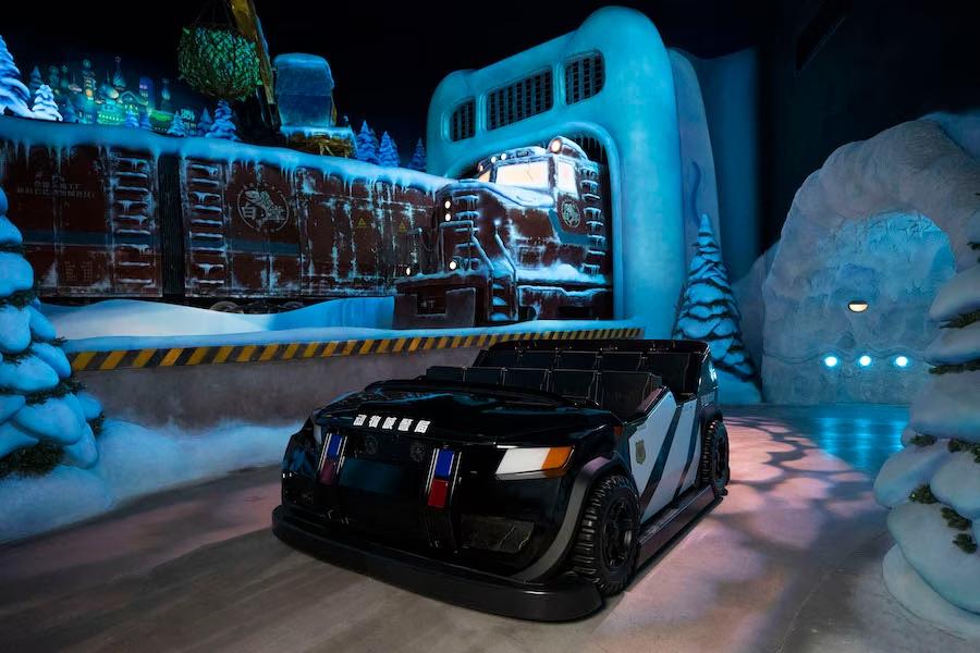 Véhicule sans rail ressemblant à une voiture de police pour l'attraction phare de Zootopia Land à l'intérieur du Shanghai Disney Resort