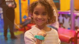 Girl wearing a Connect&GO wristband