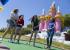 Quatre filles jouent au mini golf.
