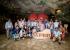 Foto de grupo de membros da IAAPA da América Latina e Caribe posando dentro de uma caverna durante a IAAPA Explores LAC