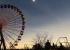 Eclipse solar sobre Cedar Point con noria en primer plano