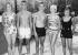 Il giovane Tim O'Brien e i suoi amici posano in costume da bagno