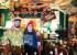 Jordan Hill e sua esposa, Sarah Hill, posando no bar tiki Kakau Canteen que Jordan criou do zero