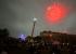 Fuochi d'artificio illuminano il cielo nel mezzo di un'eclissi solare al Six Flags Fiesta Texas a San Antonio